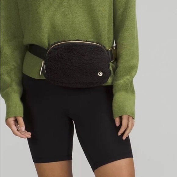 NWT Lululemon Everywhere Belt Bag Crossbody 1L Black Sherpa Fleece - Picture 1 of 6